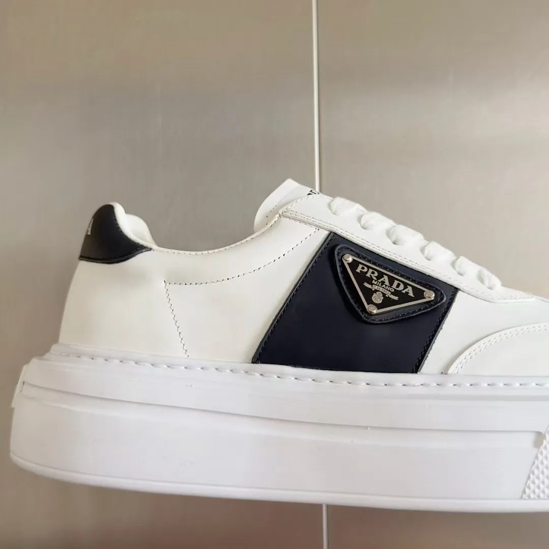 👟👟Ex-factory price 600👟👟 Couple model Prada Latest Couple model Triangle logo Thick sole Casual white shoes Sneakers Original purchase development and production This sneaker combines simple lines and distinctive details into a modern design. The leather upper presents a refined silhouette, with the Prada contrasting logo embellished on the tongue and side inserts. Exquisite packaging at the delivery counter 🛍📦 ▪️Fabric: Original custom imported cowhide material ▪️Lining: Original custom made soft sheepskin ▪️Sole: Original molded non-slip rubber outsole ▪️Sole thickness: 4CM ▪️Size: Women's 35-40 / Men's 39-45